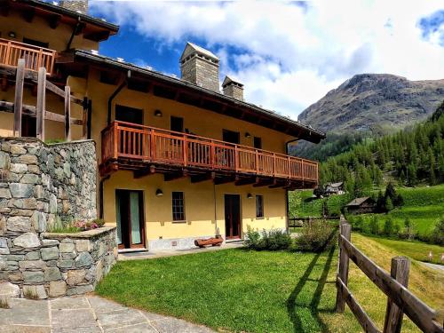 a house with a balcony on the side of it at PUNTA VITTORIA SUB 14 - RESIDENCE ANDERBATT GRESSONEY - 3 locali - CIR N 0010 in Staval