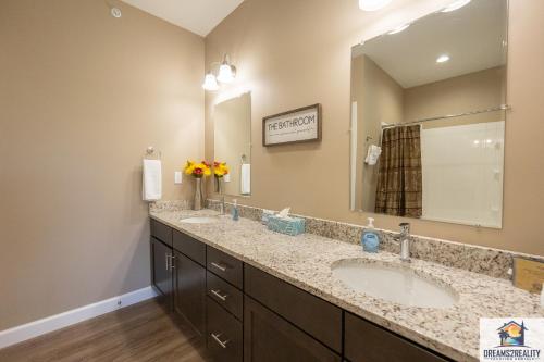 Vannituba majutusasutuses NEW BUILD - Walk-In - Resort Amenities - Near 76 Strip - FREE TICKETS INCLUDED - FH-G201