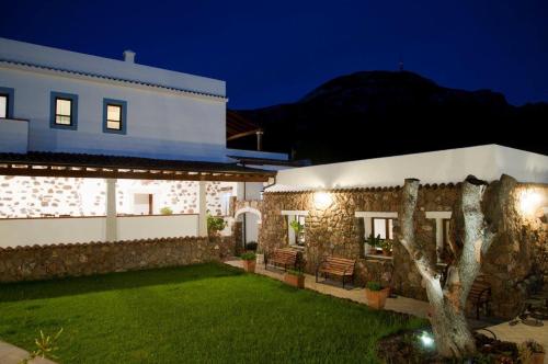 a house with a yard with a stone wall at Turismo Rurale Belvedere Pradonos in Dorgali