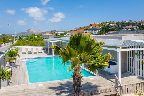 Uitzicht op het zwembad bij Boutique Hotel JT Curaçao of in de buurt