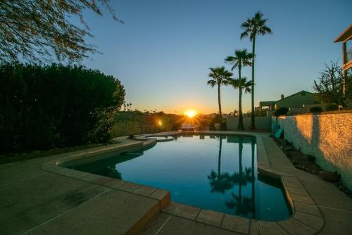 Spacious Hillside 5 Bdrm with Pool and Views – Photos 2