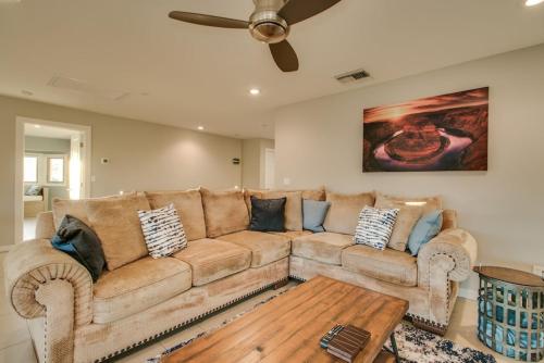 Spacious Hillside 5 Bdrm with Pool and Views – Photos 4