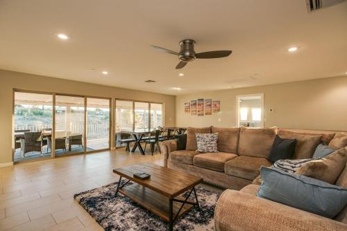 Spacious Hillside 5 Bdrm with Pool and Views – Photos 5