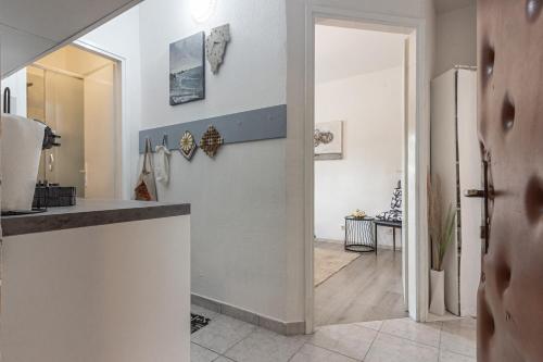 un pasillo con una puerta que da a una sala de estar en Umag Romantic Apartment, en Umag