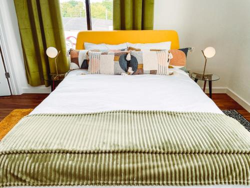 En eller flere senge i et værelse på Vintage Vibes - Minutes From The Broadway Buzz