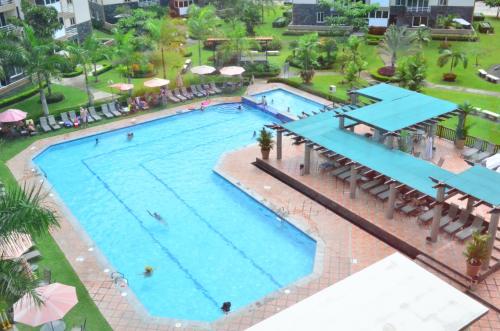 an overhead view of a large swimming pool at Jaco Beach Condos in Jacó