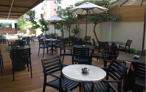Un restaurante u otro lugar para comer en Athena Hotel