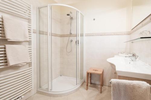 a bathroom with a shower and a sink at Leishof in Villandro