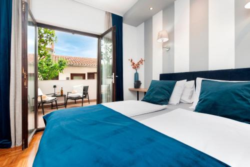 1 dormitorio con cama grande y ventana grande en Villa B&B Marina & Parking Free en Rovinj