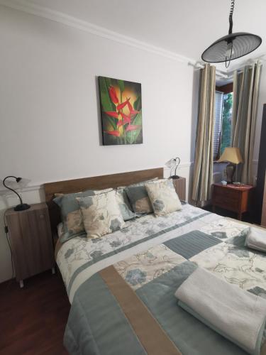 1 dormitorio con 1 cama grande en Green Apple Guesthouse en Leányfalu