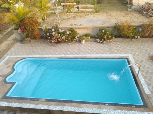 - une vue sur la grande piscine bleue dans l'établissement Cantinho da Vovó Lucinda, à Diamantina