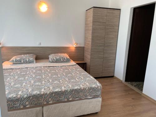 sypialnia z łóżkiem i komodą w obiekcie апартамент в Сарафово w Burgas