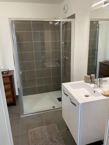 une salle de bain avec une douche, un lavabo et des toilettes dans l'établissement L'Olivier en Baie, T3 de standing avec jardin, vue baie, parking privé, à Saint-Valery-sur-Somme