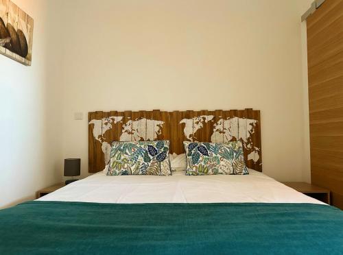 una camera da letto con un grande letto con due cuscini di Studio Roncu a Calvi