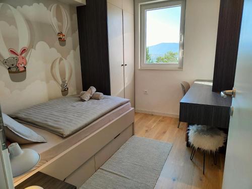 een kleine kamer met een bed en een raam bij Naria in Podstrana
