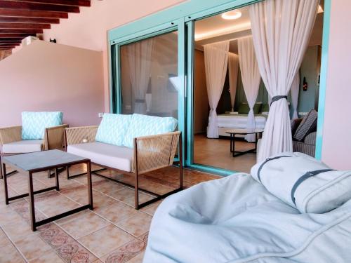 ein Wohnzimmer mit einem Sofa und einem Tisch in der Unterkunft The Ionian View in Agios Nikitas