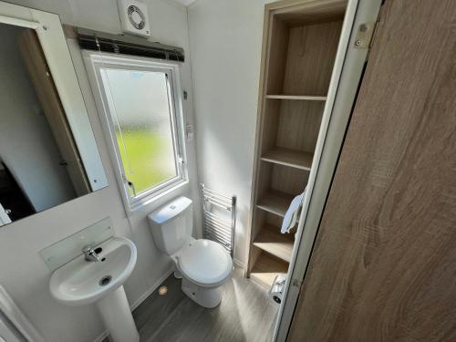 Baño pequeño con aseo y lavamanos en 3 Bedroom Caravan LG34, Lower Hyde, Shanklin, en Shanklin