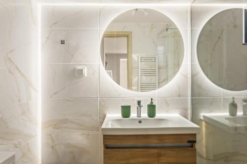 a bathroom with a sink and a mirror at Elia Suite in Riglia