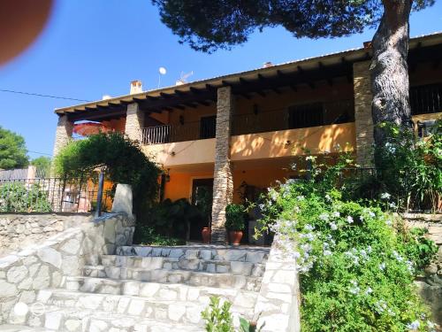 ein Haus mit Treppe davor in der Unterkunft El Sester in Torremanzanas