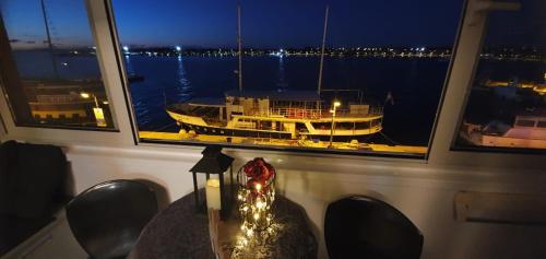 uma vista para um barco na água à noite em Lorena app em Umag