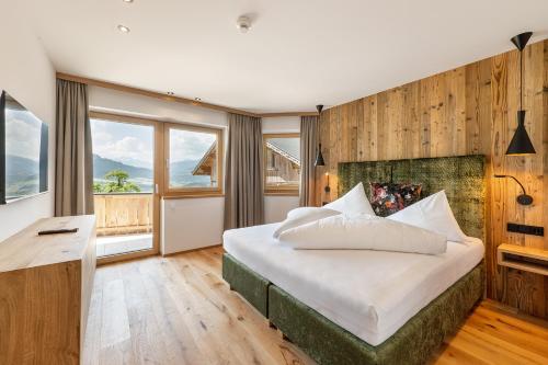 Postel nebo postele na pokoji v ubytování Hotel AlpenSchlössl