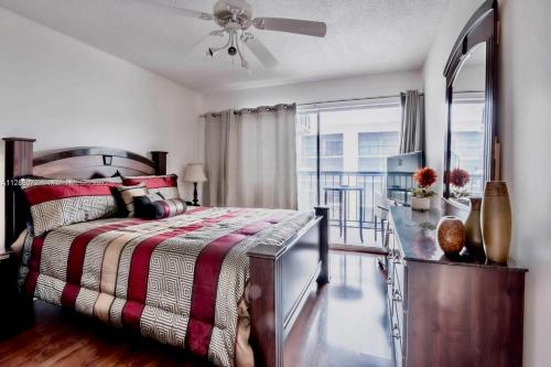 ein Schlafzimmer mit einem Bett und einem Balkon in der Unterkunft Amazing condo 5 minute walk to the beach! in Miami Beach