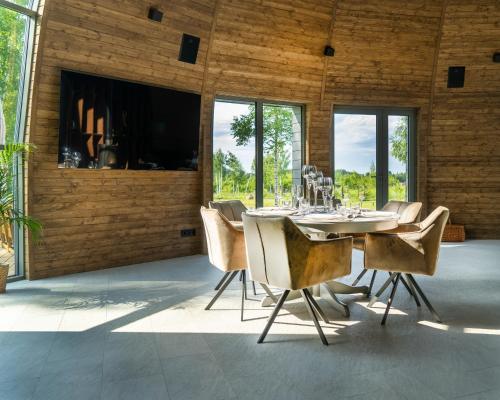 的住宿－Vila MonRai，一间带桌椅和窗户的用餐室