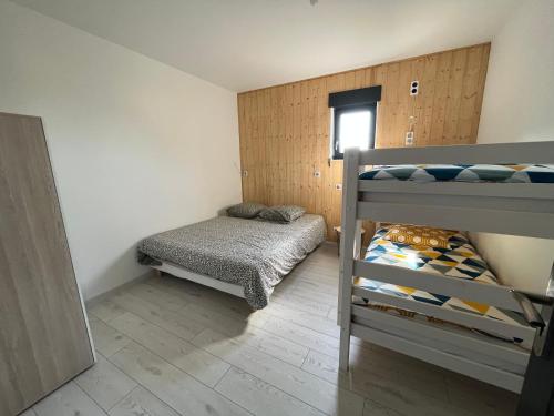 - une petite chambre avec 2 lits superposés et une fenêtre dans l'établissement Eawy Lodge 6 personnes, à Les Grandes-Ventes