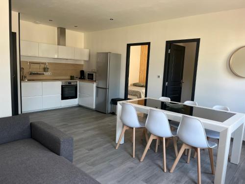 une cuisine et un salon avec une table et des chaises dans l'établissement Eawy Lodge 6 personnes, à Les Grandes-Ventes