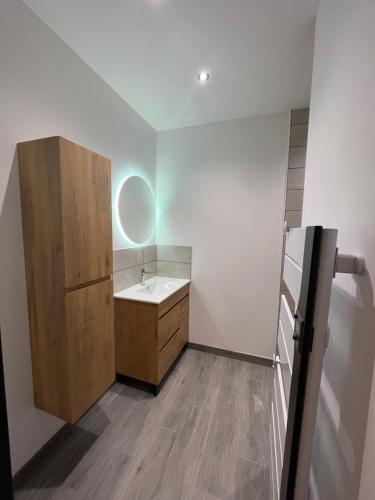 une petite salle de bain avec un lavabo et un miroir dans l'établissement Eawy Lodge 6 personnes, à Les Grandes-Ventes