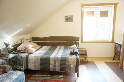 1 dormitorio con cama y ventana en Bociani domek u Barbary en Giże