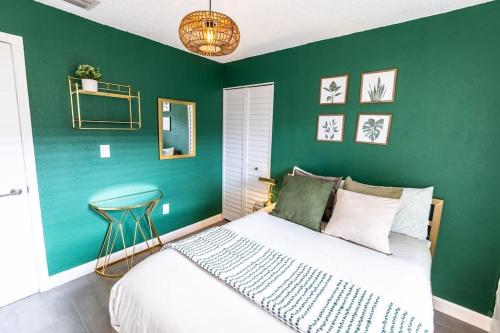 um quarto verde com uma cama e uma parede verde em Close to Port Cruise, steps to Wynwood. Up to 8 pp em Miami