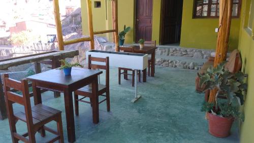 un grupo de mesas y sillas en una habitación en TERRAZAS de SUMAJ en Maimará