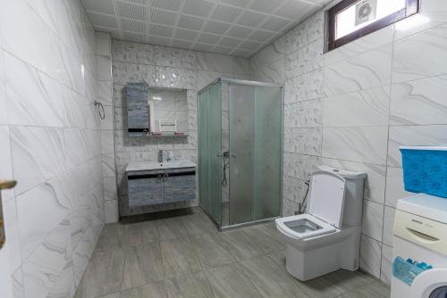 トラブゾンにあるVilla Fatmaのバスルーム(シャワー、トイレ、シンク付)