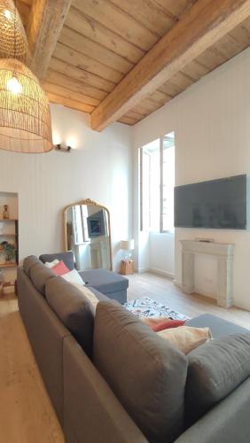 un salon avec un canapé et une télévision dans l'établissement Le Florian - Somptueux T3 à 50 m du Vieux Port, à Marseille
