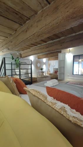 - une grande chambre avec 2 lits et des oreillers dans l'établissement Le Florian - Somptueux T3 à 50 m du Vieux Port, à Marseille