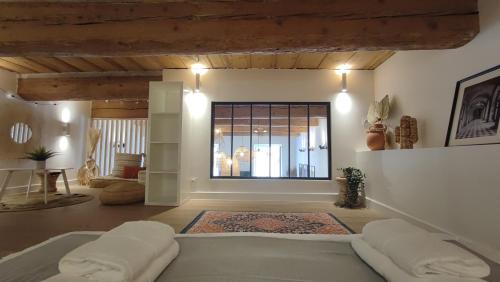 un salon avec un lit et une fenêtre dans l'établissement Le Florian - Somptueux T3 à 50 m du Vieux Port, à Marseille