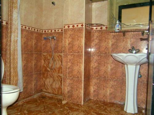 La salle de bains est pourvue d'un lavabo, d'une douche et de toilettes. dans l'établissement Location de rêve à El Jadida, juste à côté de la plage, Vivez l'aventure, à El Jadida