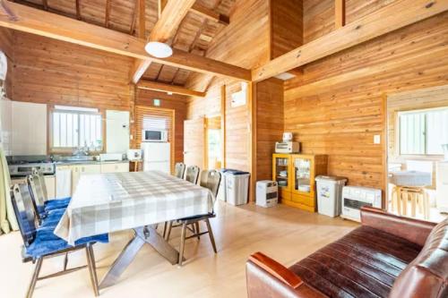 uma cozinha e sala de jantar com mesa e cadeiras em ウッドペッカー小径 em Nasu