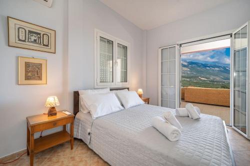 1 dormitorio con cama grande y ventana grande en Villa Stunning Views en Karavadhos