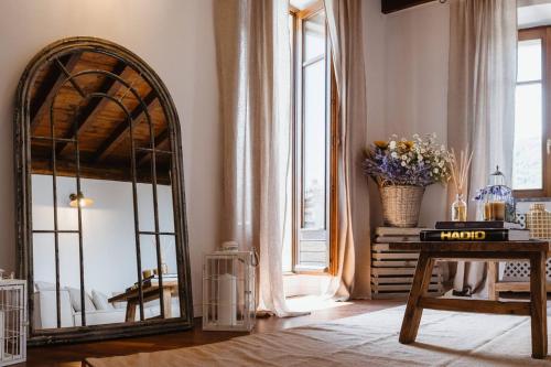 um quarto com um espelho e uma mesa com flores em Historical Penthouse on Isola dei Pescatori em Someraro