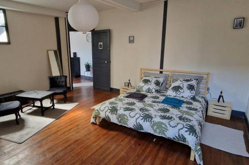 a bedroom with a bed and a living room at Chambre dans maison de ville - 2 Personnes in Oloron-Sainte-Marie