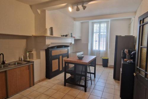 Il comprend une cuisine équipée d'une petite table et d'un réfrigérateur. dans l'établissement Chambre dans maison de ville - 2 Personnes, à Oloron-Sainte-Marie