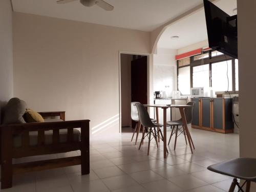een keuken en een woonkamer met een tafel en stoelen bij Departamento temporal Mariano in Santa Rosa