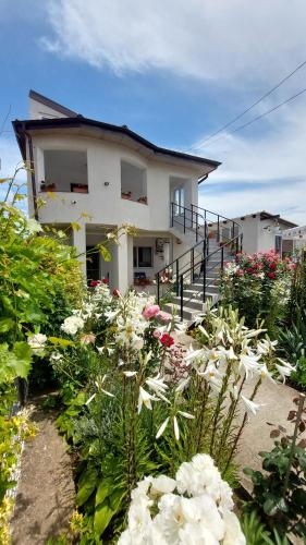 ein Haus mit einem Blumenstrauß davor in der Unterkunft 3M Vila in 2 Mai