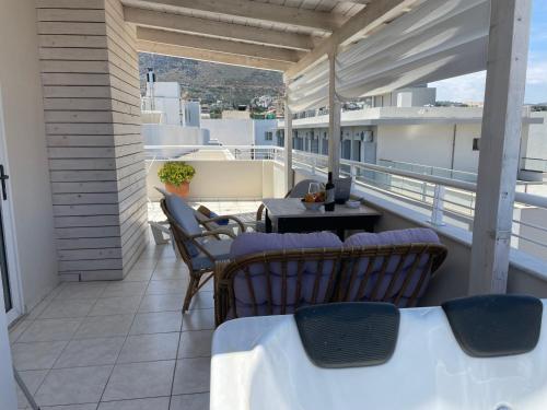 Un balcón o terraza en Voula Hotel