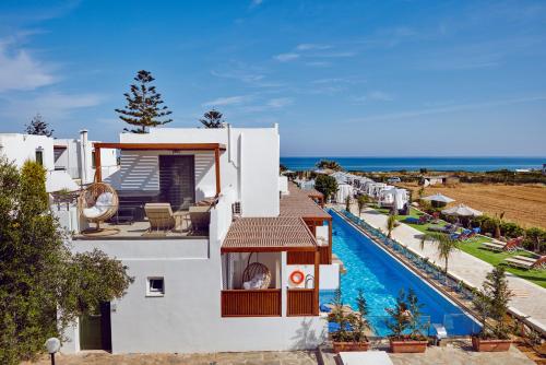 einen Luftblick auf eine Villa mit einem Pool in der Unterkunft Amnissos Residence in Adelianos Kampos