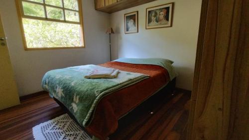 Casa do Artista في لوميار: سرير صغير في غرفة مع نافذة