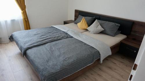 - une chambre avec un grand lit et des oreillers dans l'établissement Haus Ebert, à Königsbach Stein