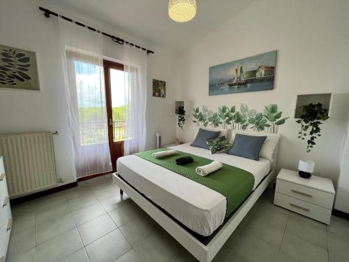 Un dormitorio con una cama grande y una ventana en Confortevole appartamento a Roma FREE PARKING, en Castel di Leva